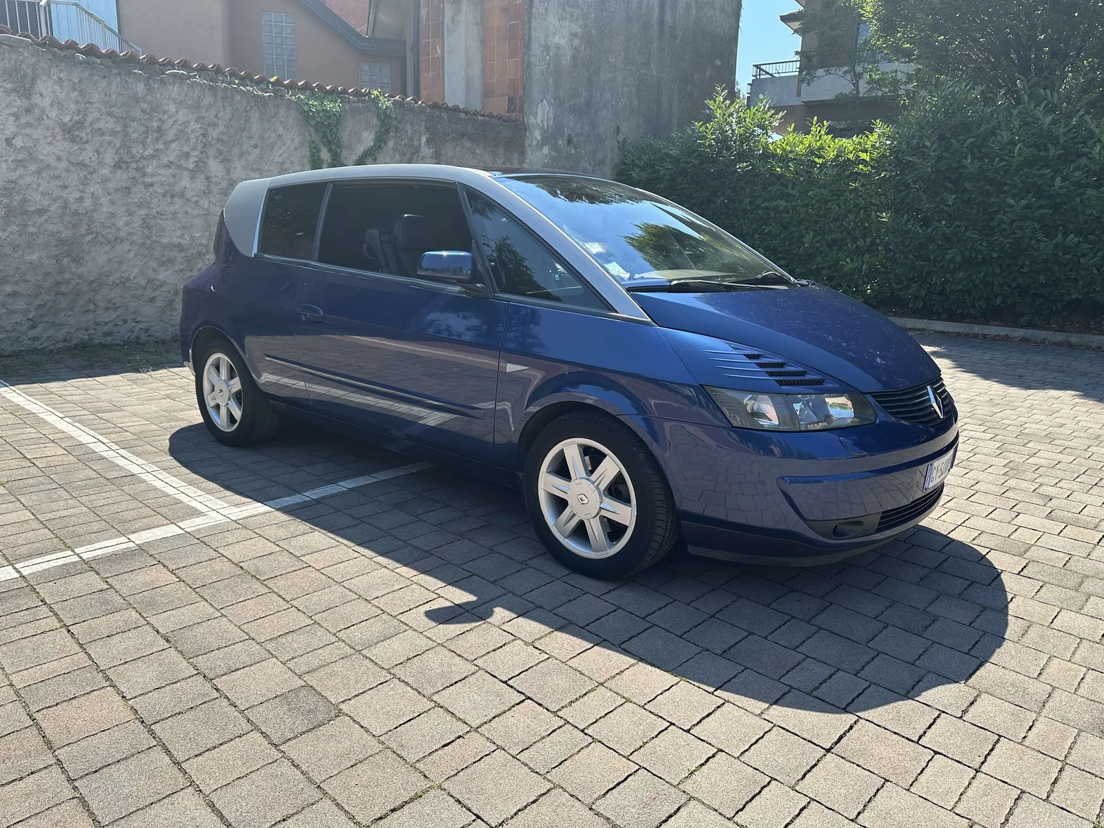 Renault Avantime grise de trois quarts avant, portes fermées