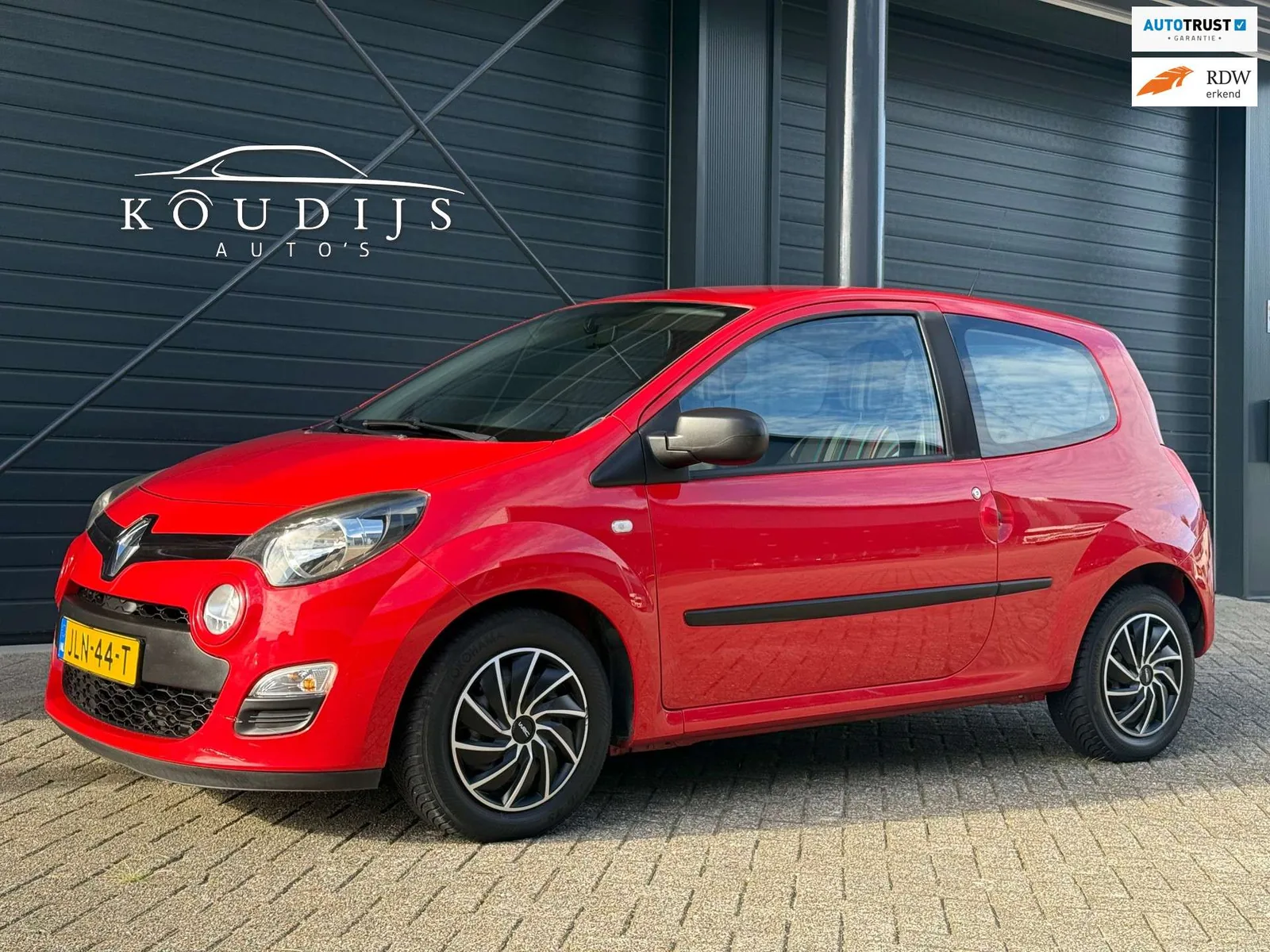 Renault Twingo I rouge Corail de trois quarts avant