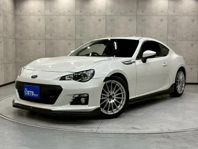 Subaru BRZ World Rally Blue Pearl de trois quarts avant, posée bas