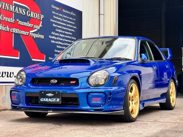 Subaru Impreza WRX STI GC8 bleu World Rally Blue à jantes or, de trois quarts avant