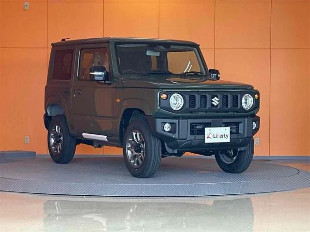 Suzuki Jimny 3 verte de trois quarts avant sur un chemin