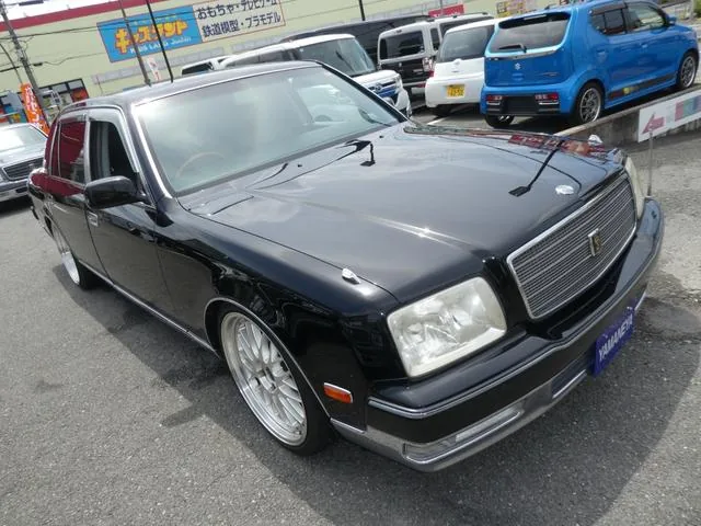 Toyota Century V12 noire de trois quarts avant