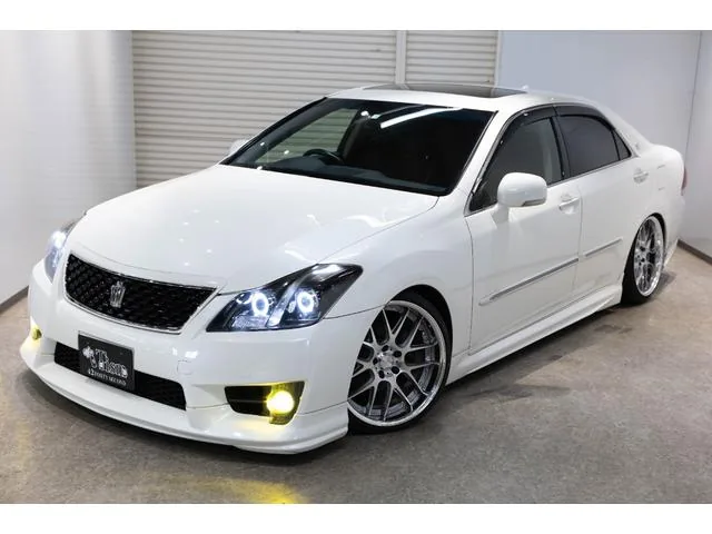 Toyota Crown Royal noire de trois quarts avant