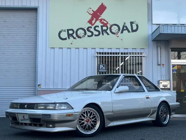 Toyota Soarer Z30 noire de trois quarts avant, grand coupé GT japonais