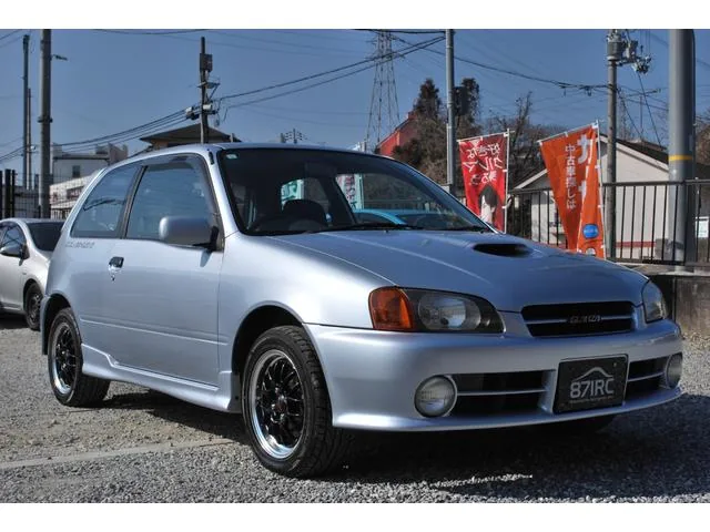 Toyota Starlet GT Turbo EP82 blanche de trois quarts avant, hot hatch JDM