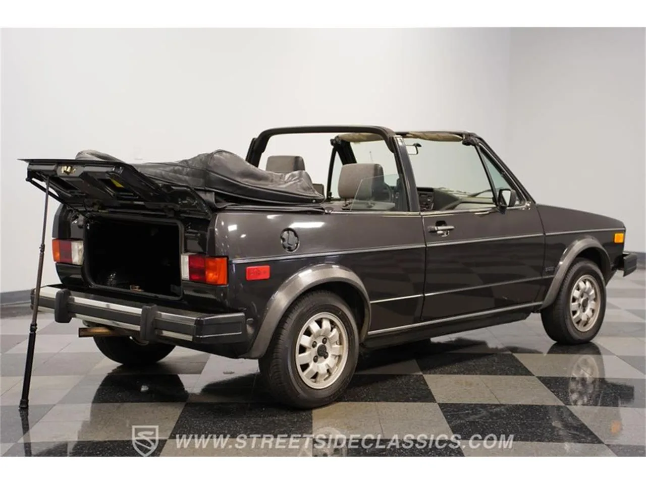 Volkswagen Golf GTI Mk1 rouge de trois quarts avant