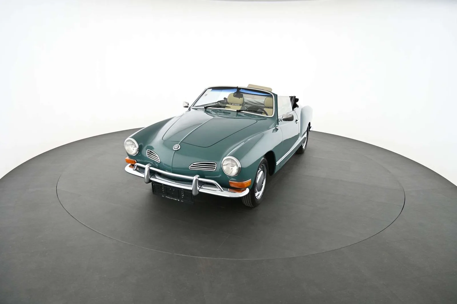 Volkswagen Karmann-Ghia Type 14 de trois quarts avant